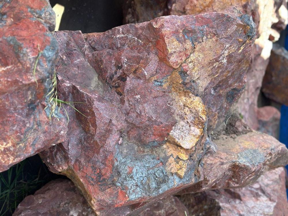 Камни для ландшафтного дизайна красно-фиолетовые 10-60 килограмм купить в Апрелевке