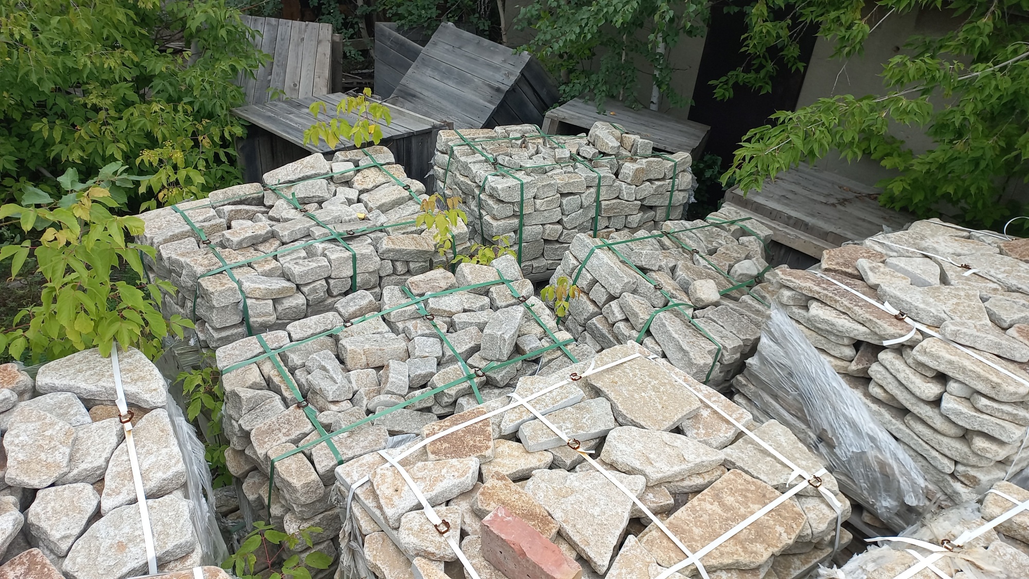 Плитняк галтованный гранитный для ландшафтного дизайна купить в Апрелевке