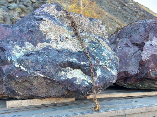 Огромные красно-фиолетовые валуны для ландшафтного дизайна весом более 5 тонн купить в Апрелевке