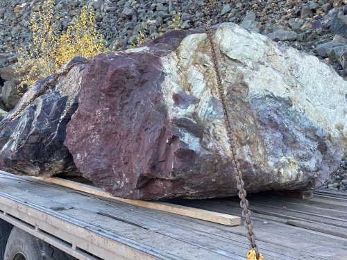 Огромные красно-фиолетовые валуны для ландшафтного дизайна весом более 5 тонн купить в Апрелевке