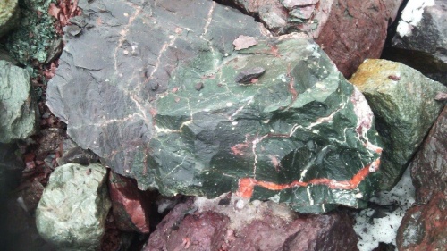 Гигантские зелёные валуны для ландшафтного дизайна весом более 5 тонн купить в Апрелевке