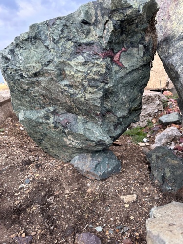 Гигантские зелёные валуны для ландшафтного дизайна весом более 5 тонн купить в Апрелевке