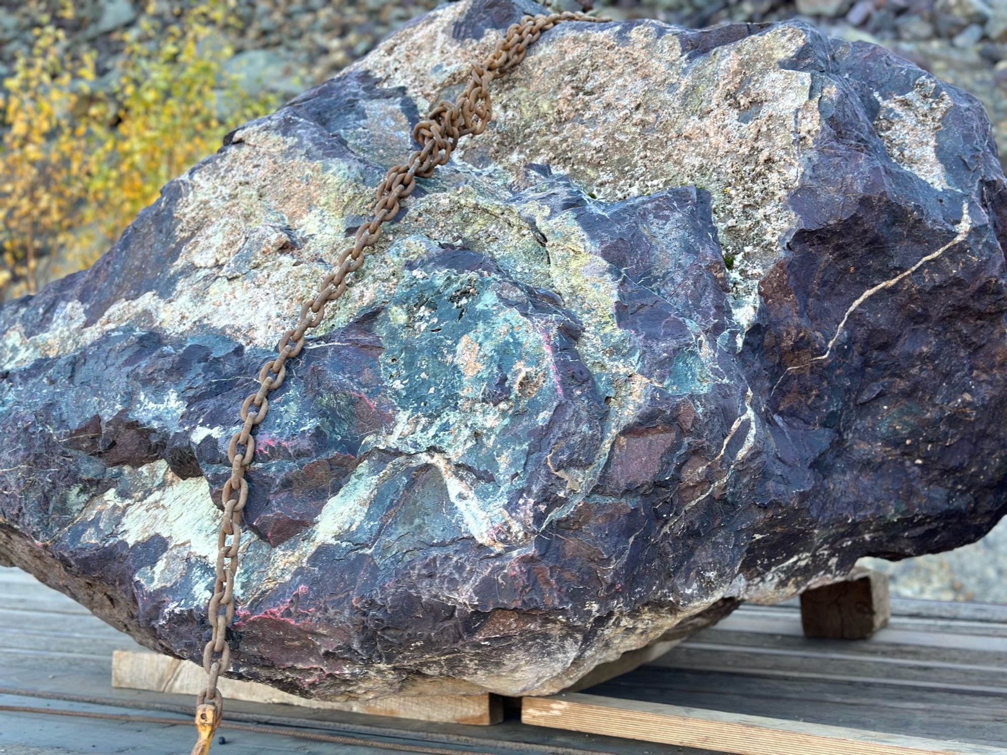 Огромные красно-фиолетовые валуны для ландшафтного дизайна весом более 5 тонн купить в Апрелевке