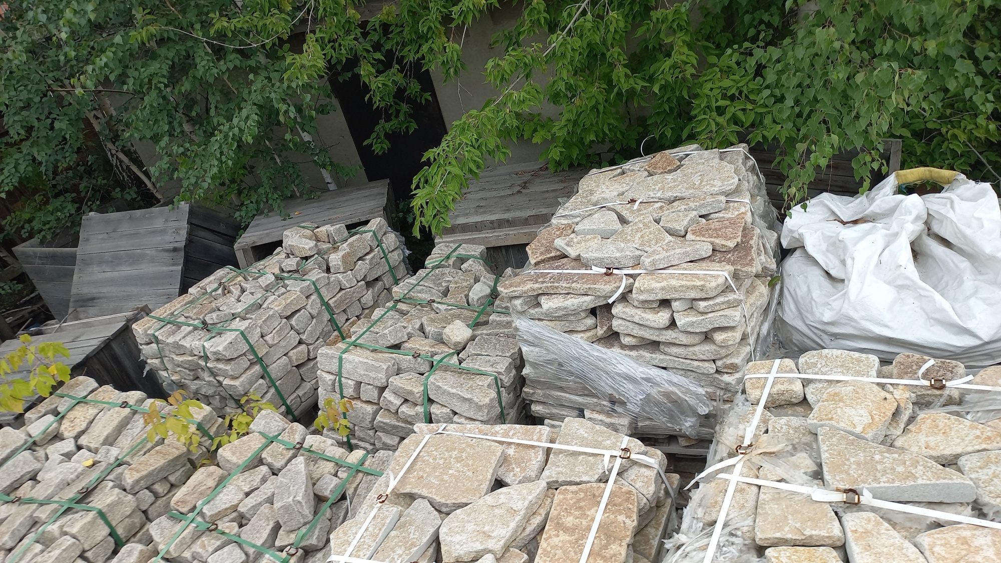 Плитняк гранитный галтованный купить в Апрелевке