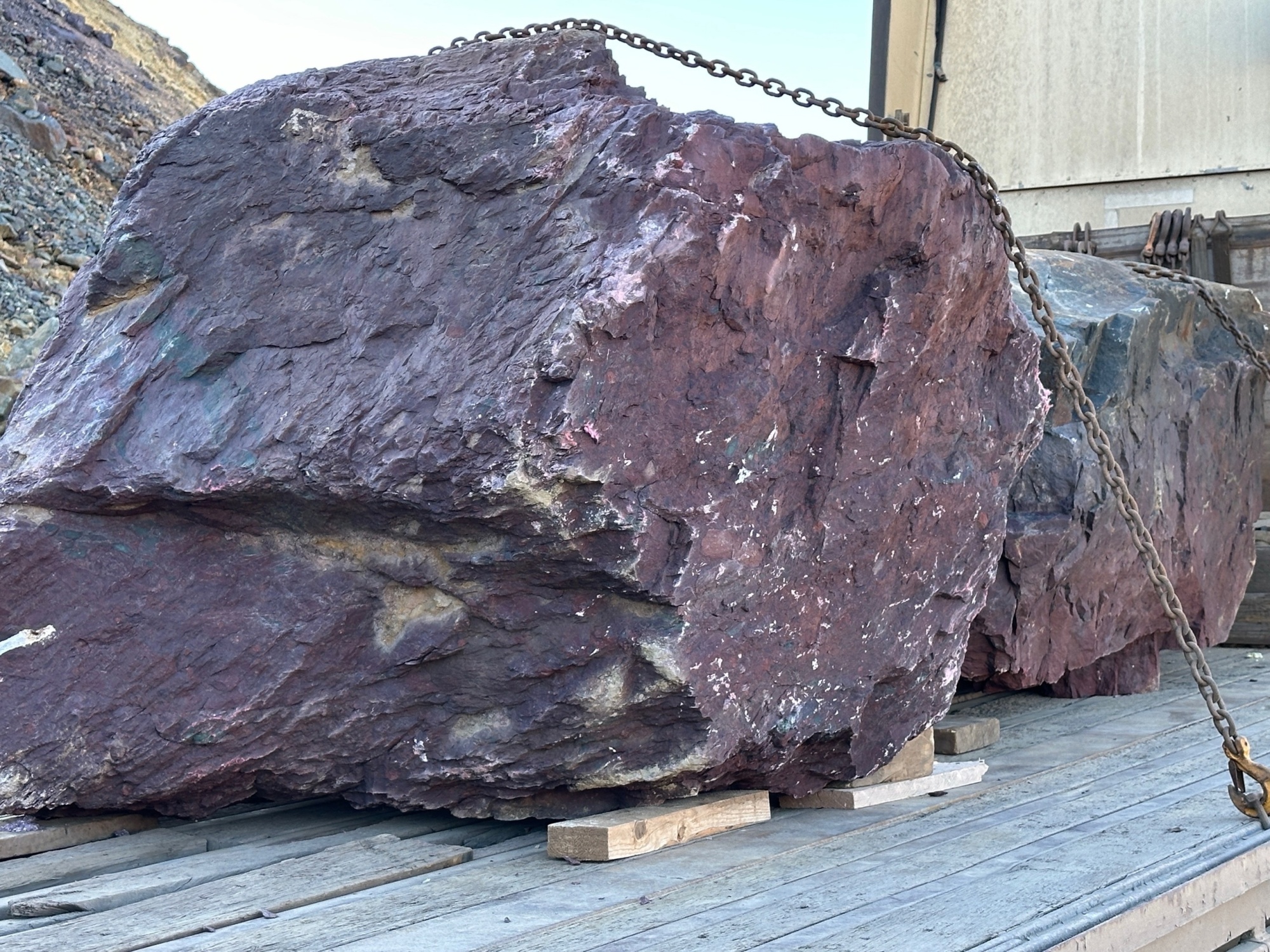 Огромные красно-фиолетовые валуны для ландшафтного дизайна весом более 5 тонн купить в Апрелевке