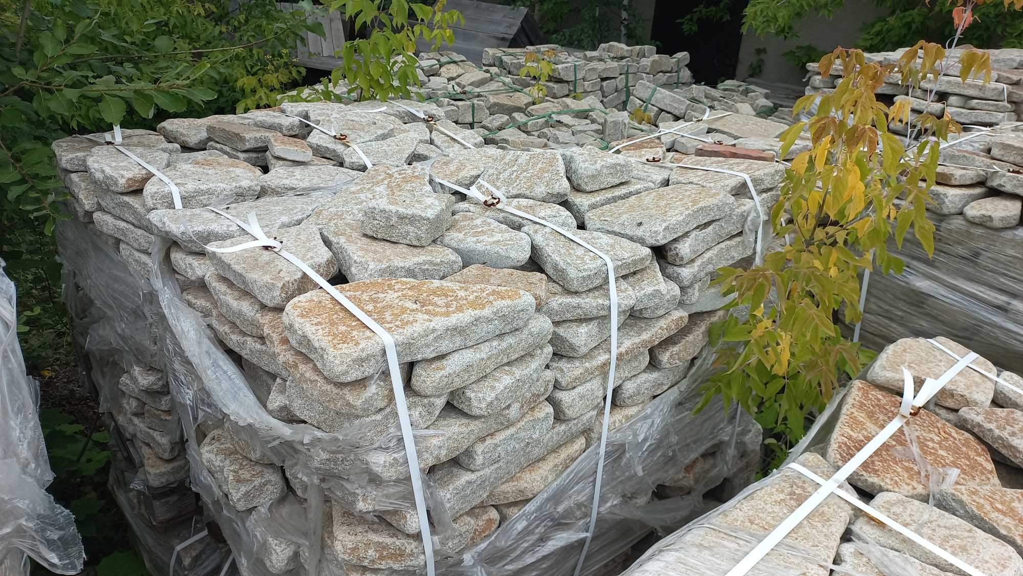 Плитняк галтованный гранитный для ландшафтного дизайна купить в Апрелевке