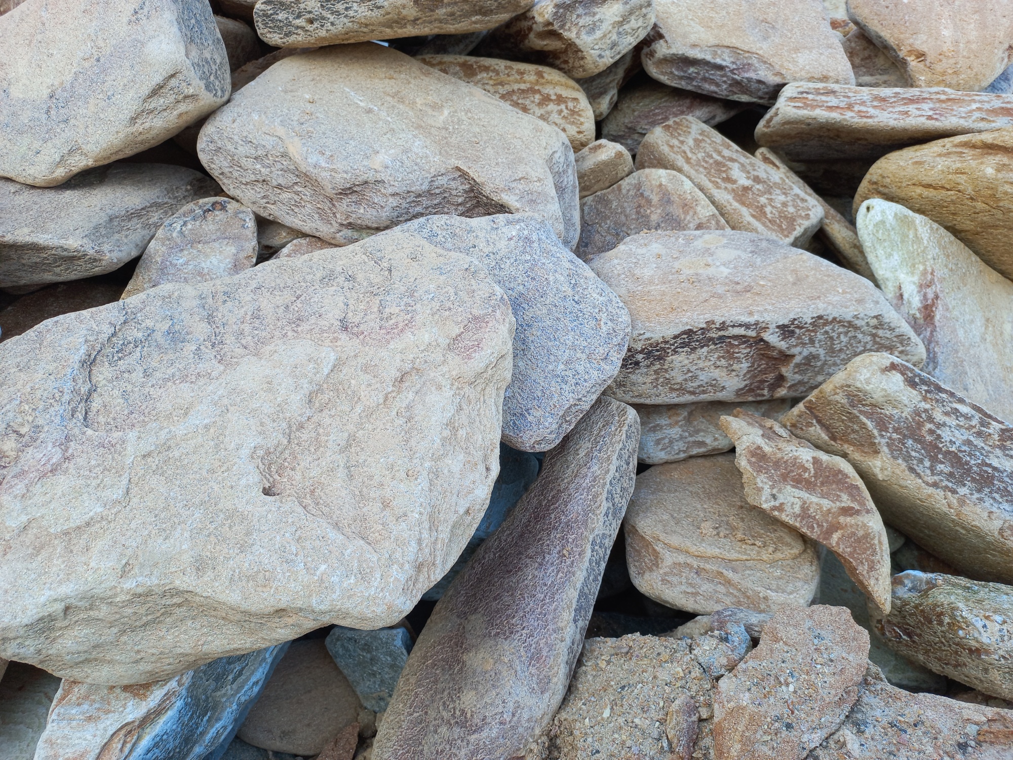 Златолит жёлтый, жёлто-зелёный глыбки и валуны для ланшафтного дизайна купить в Апрелевке