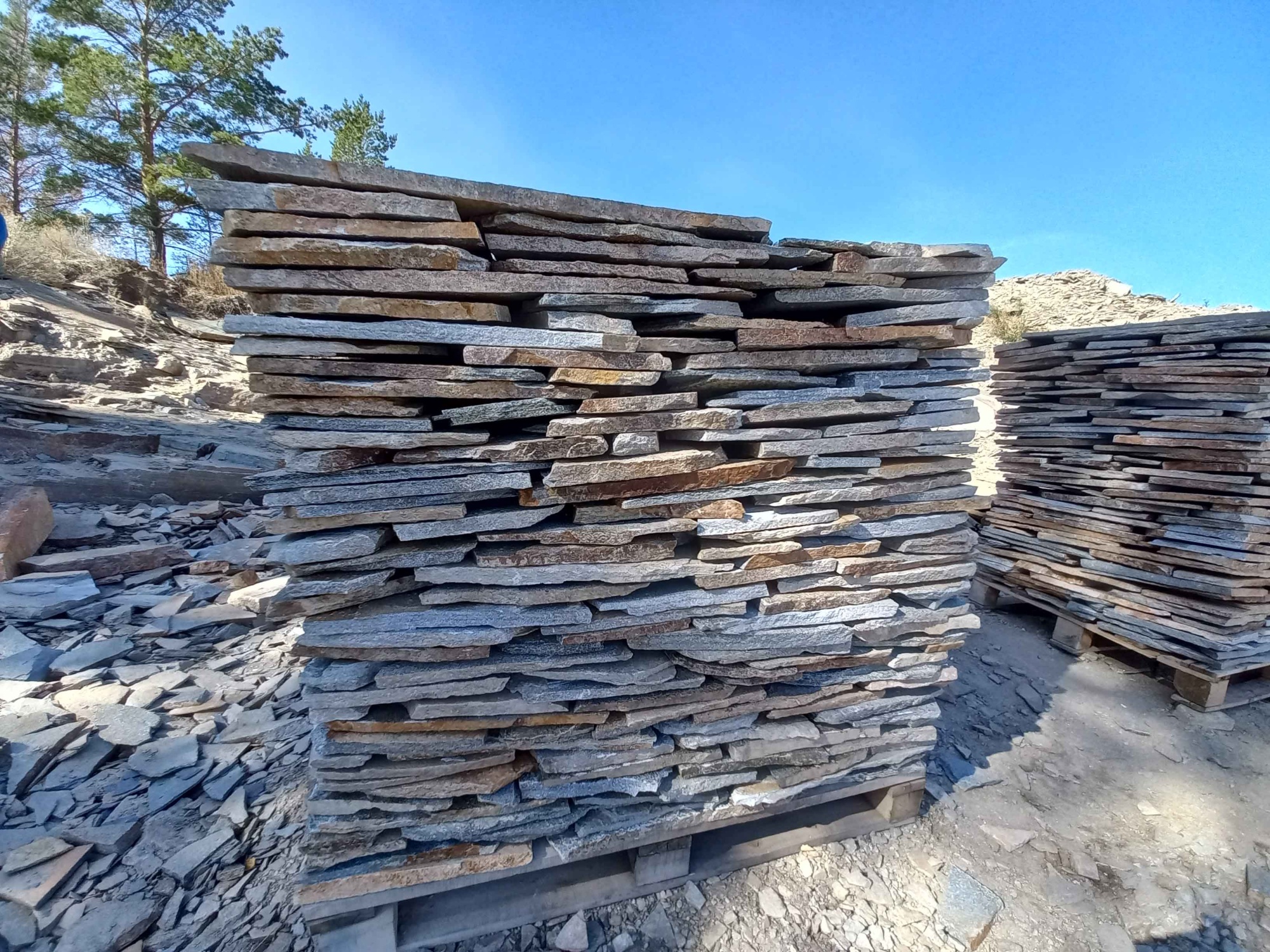 Плитняк златолит серебристый для фасада купить в Апрелевке