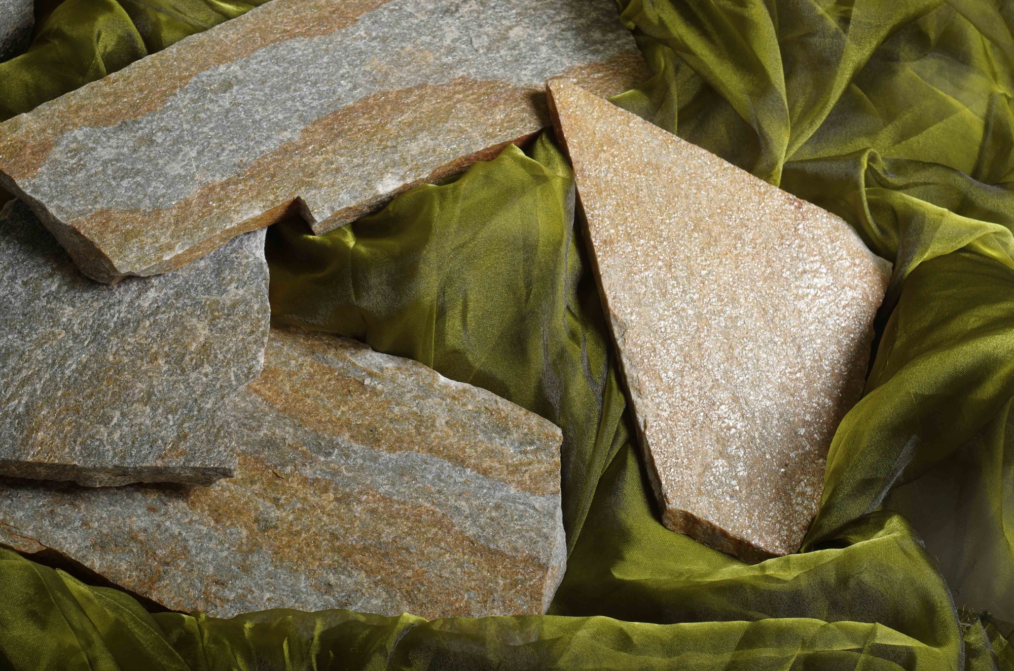 Плитняк златолит Уральский для цоколя, отмостки купить в Апрелевке