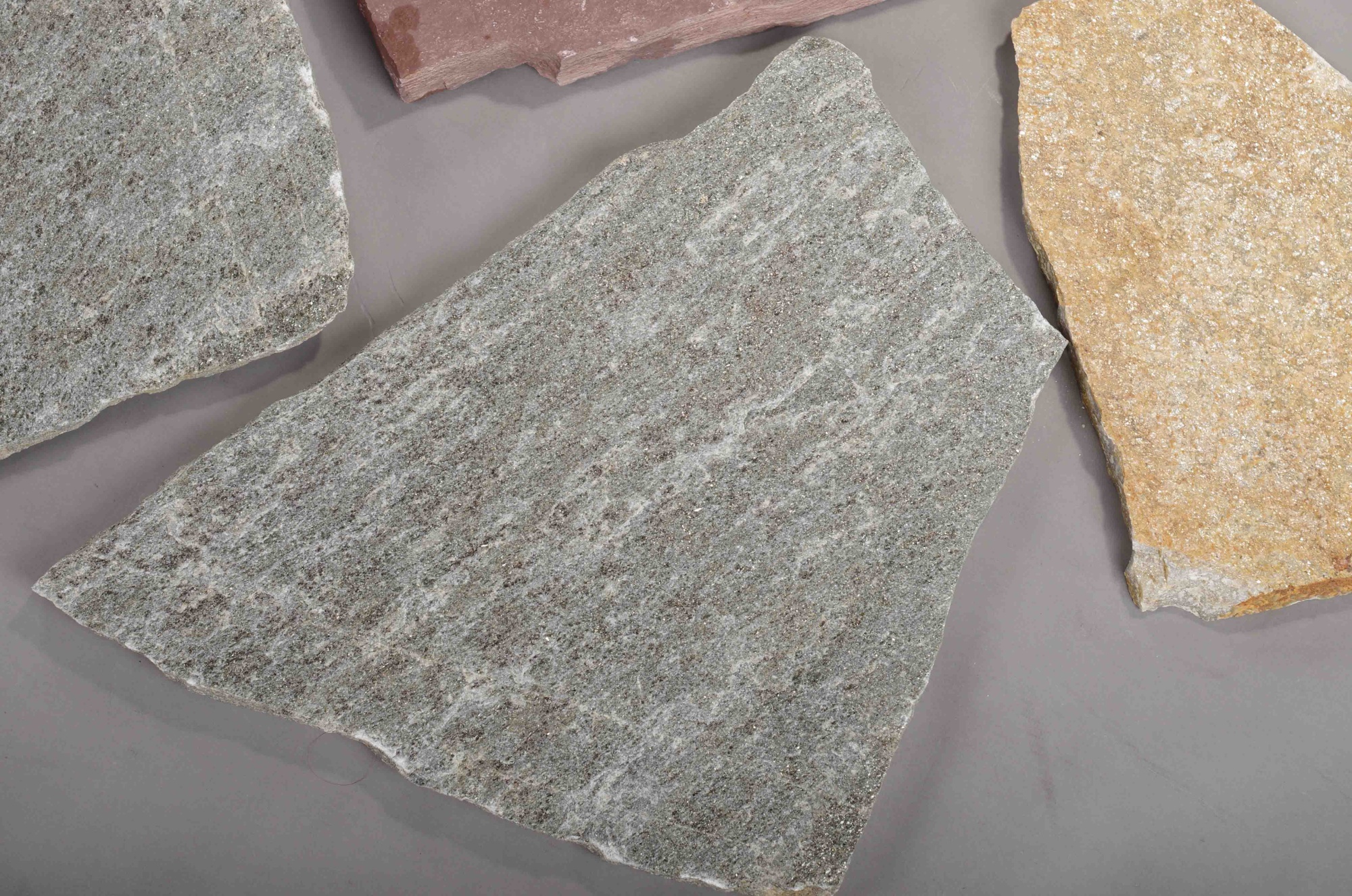 Плитняк златолит Уральский для цоколя, отмостки купить в Апрелевке